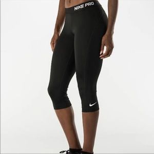 Nike Pro Training Black Capri Pants Leggings size medium